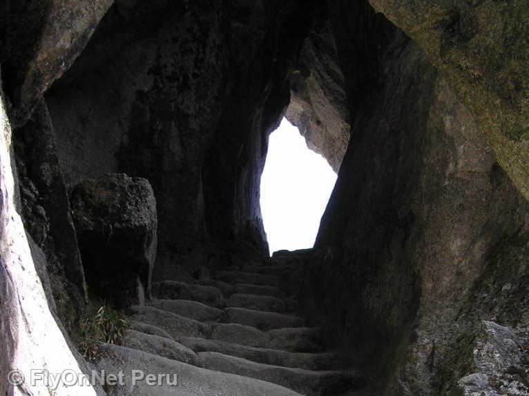 Fotóalbum: A tunnel dug from the rock along the Inca Trail